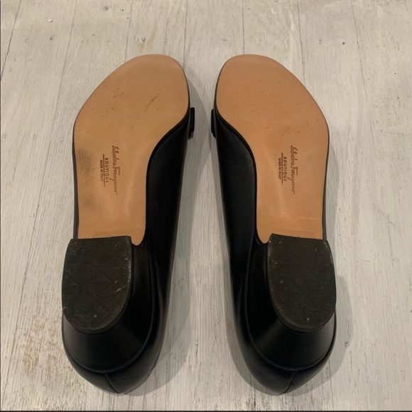 NAVY/GOLD VARA PUMPS SALVATORE FERRAEGAMO - Picture 4 of 8